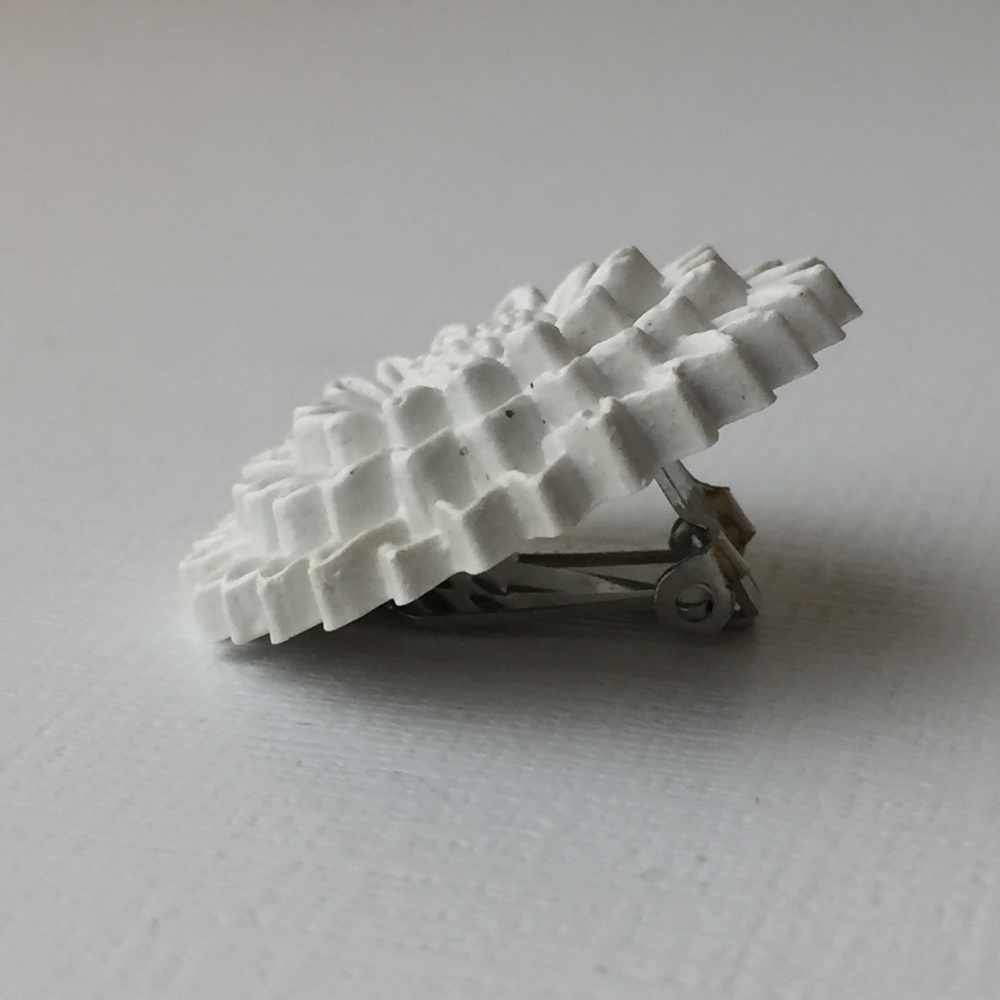 Vintage Big White Plastic Flower Clip On Earrings - Picture 3 of 8